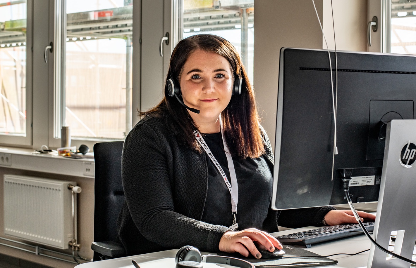 Kvinne ved skrivebord