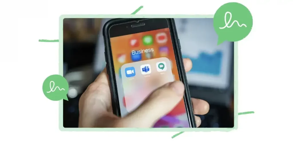 Smarttelefon som viser Microsoft Teams-appen med snakkebobler rundt bildet.