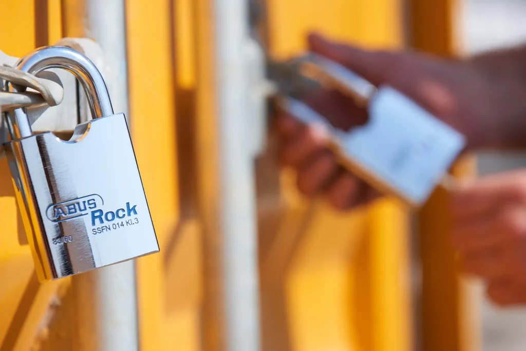 Nærbilde av en hengelås fra Abus Rock.